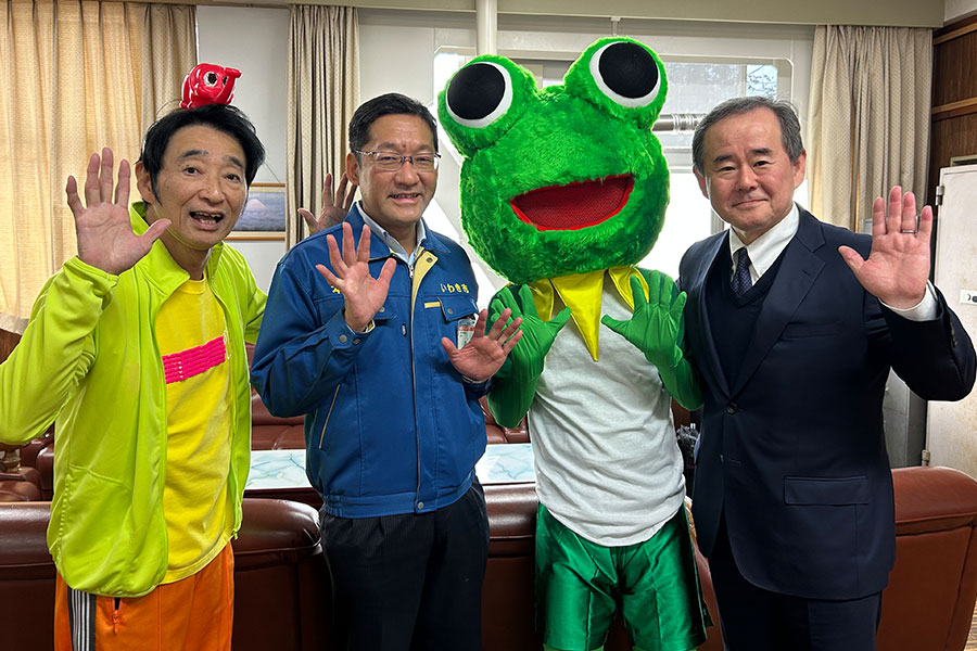 （左から）ラッキィ池田氏、いわき市内田市長、「ケロロワット体操」キャラクター、順天堂大学大学院町田教授
