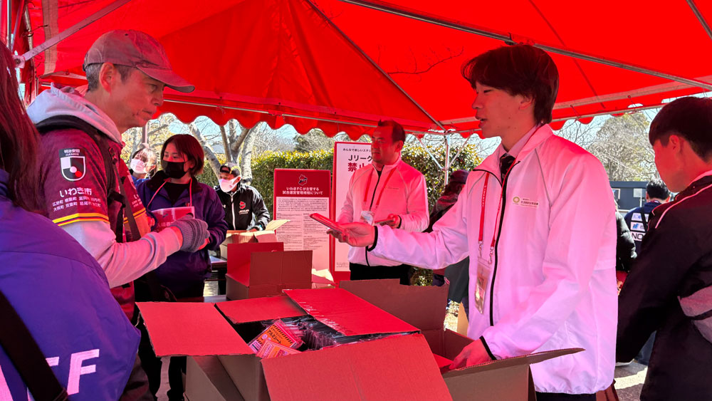 防災用アルミシート配布の様子