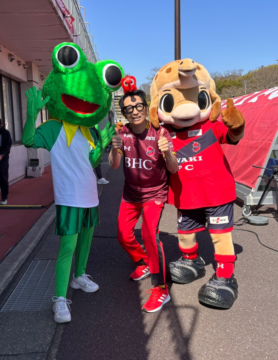 （左から）体操キャラクターのカエルくん、ラッキィ池田氏、いわきFCマスコットのハーマー＆ドリー